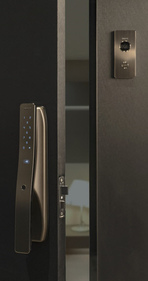 HDC아이콘트롤스는 지문인식 푸시풀 도어락으로 독일 레드닷 디자인 어워드 제품 디자인 부문에 선정됐다고 26일 밝혔다.<HDC현대산업개발 제공>